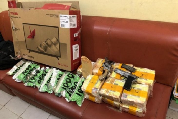 Dua orang bersenpi bawa sabu 13 kg, penangkapan diwarnai kejar-kejaran