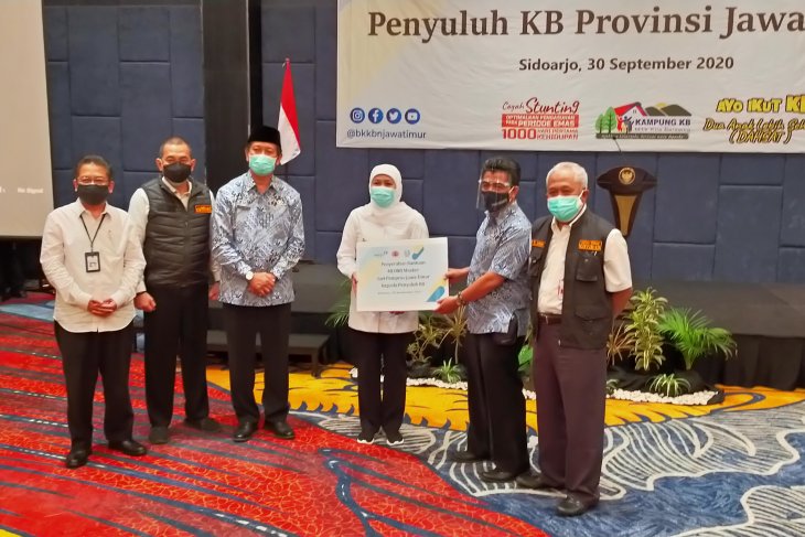 Khofifah minta penyuluh KB bantu cegah penyebaran COVID-19 klaster keluarga