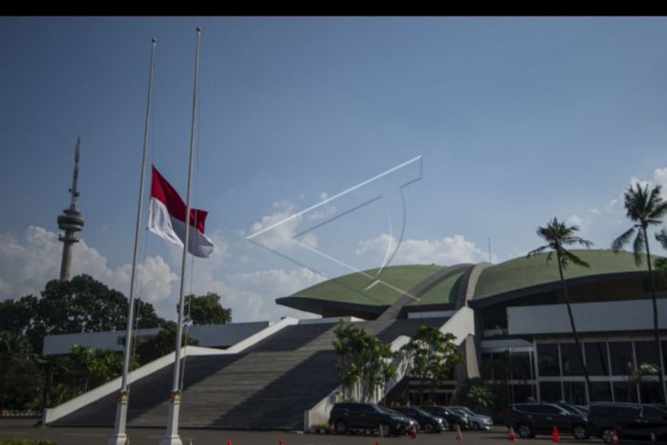 Merah putih setengah tiang di parlemen