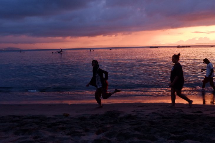 Keindahan sunset di Pantai Senggigi
