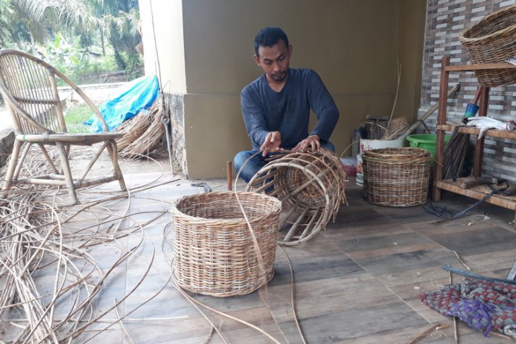 Agus Kuswanto setia produksi anyaman berbahan baku rotan