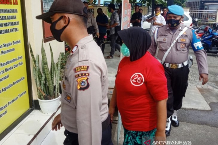Polisi tangkap IRT penipu berkedok dukun penglaris