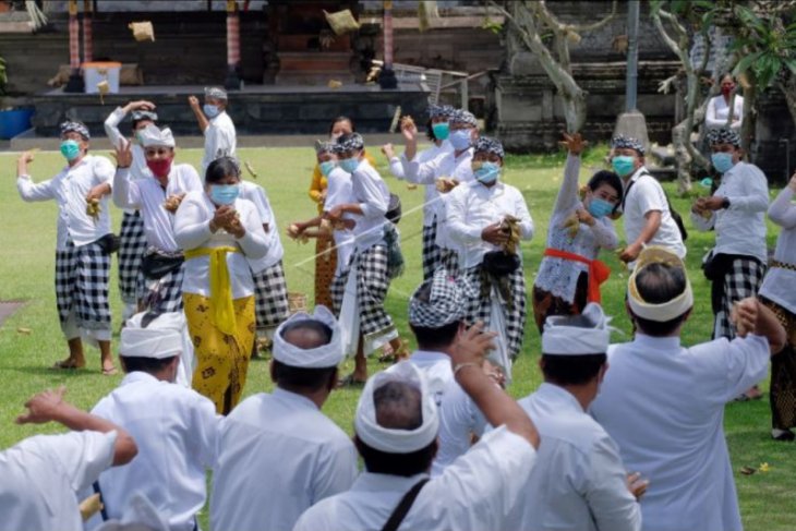 Tradisi perang tipat di masa pandemi COVID-19