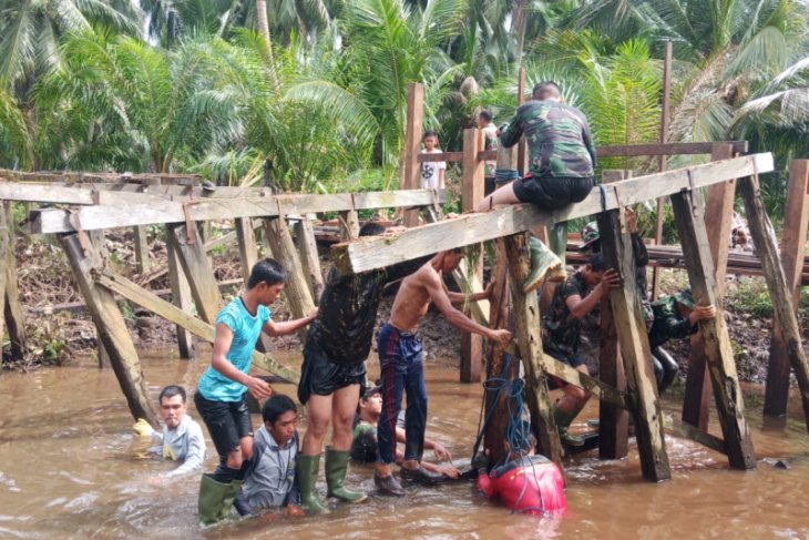 Tiang utama Jembatan Handil Samsu mulai di tancap