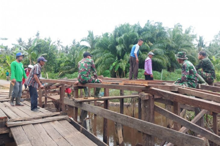Kades berterima kasih TMMD bangun dua Jembatan di Desa Bapinang Hilir