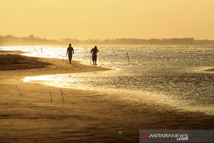 Wisata pantai Tiris 