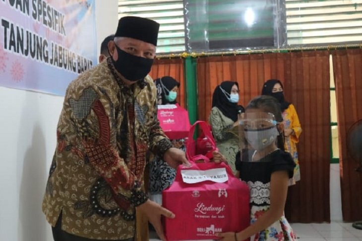 Pemkab Tanjabbar salurkan paket bantuan spesifik perempuan dan anak