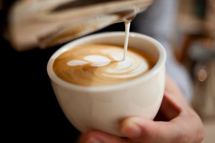 Cara minum kopi kekinian agar jadi lebih sehat menurut pakar