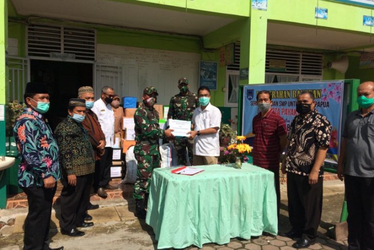 W Sumatran teachers donate school supplies for Papuan children