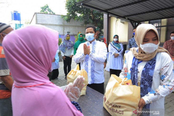Komunitas Jumat berbagi salurkan 300 paket bansos di Tangerang