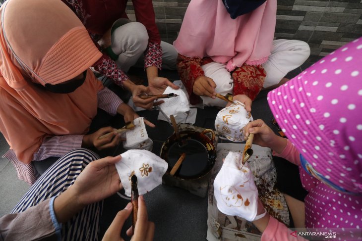 Membatik Masker Peringati Hari Batik Nasional