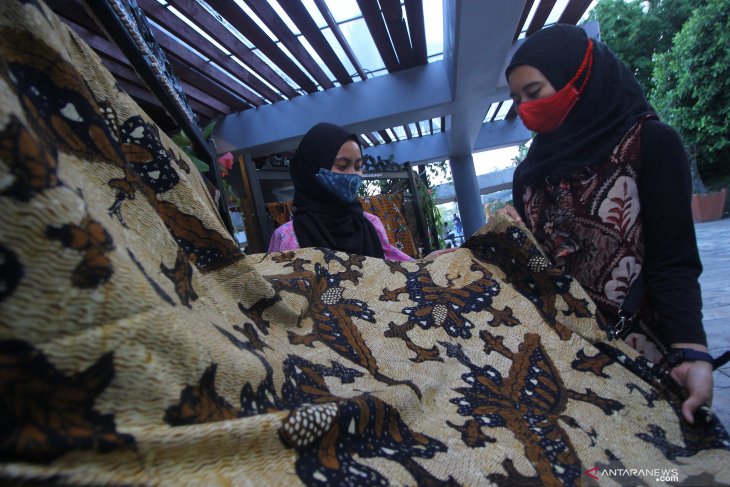 Hari Batik Nasional di Surabaya