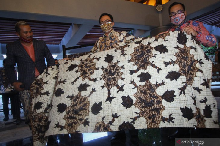 Hari Batik Nasional di Surabaya