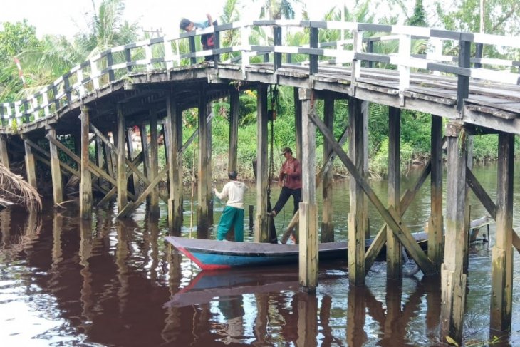 Air pasang jadi kendala personel TMMD Kodim 1015/Spt saat pemasangan tiang jembatan
