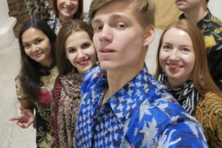 Pemuda Rusia berbatik ria di Hari Batik Nasional