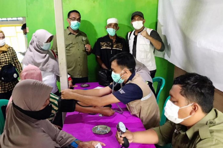 Ratusan warga terdampak banjir di pesisir Kapuas dapat pengobatan gratis