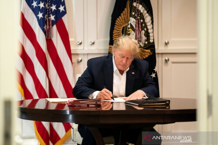 Tim medis pantau paru-paru Trump usai pasokan oksigen tambahan