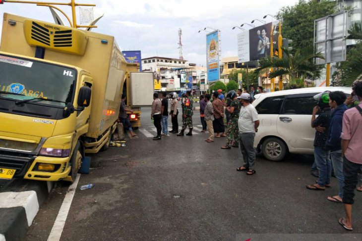 Avanza dan Mobil barang tabrakan di Simpang Lima Banda Aceh