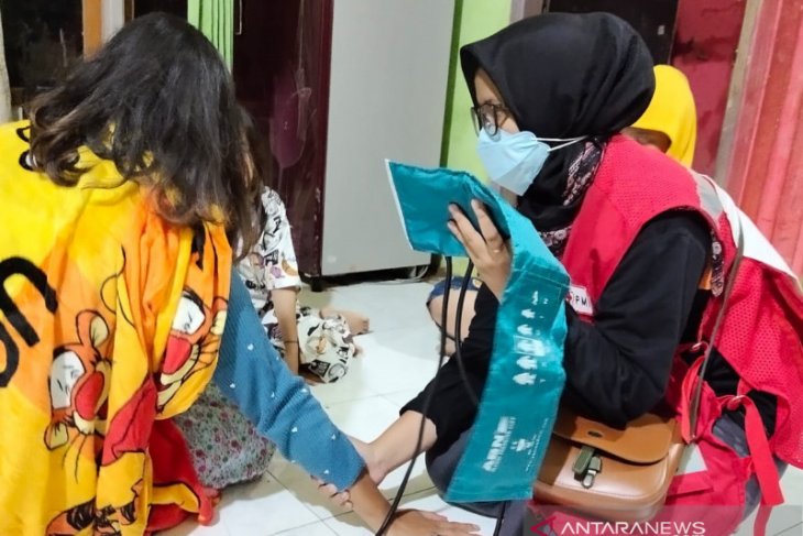 PMI lakukan pelayanan keliling periksa kesehatan penyintas banjir Cianjur