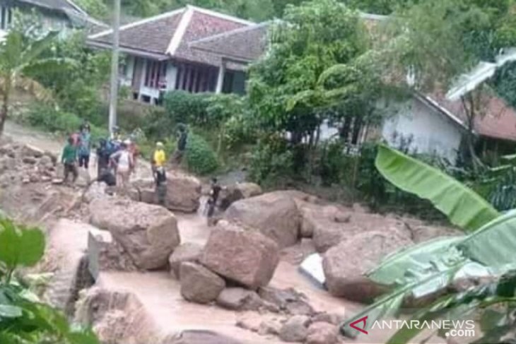 BPBD terkendala minimnya alat berat buka akses jalan tertutup longsor Cianjur