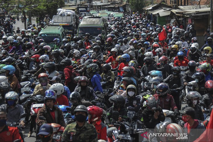 Aksi buruh blokir jalan di Kabupaten Bandung 