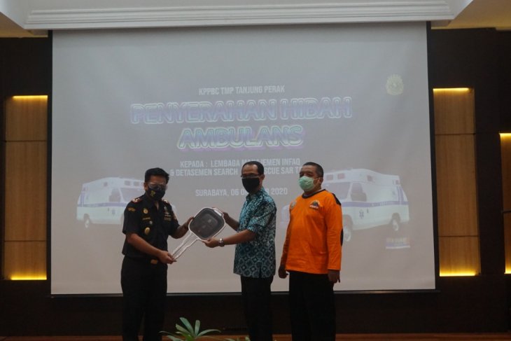 Bea Cukai Perak hibahkan mobil ambulans untuk Laznas LMI