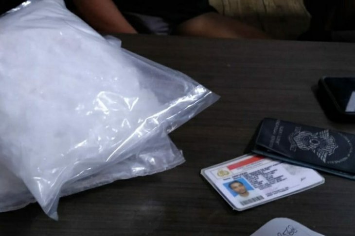 Di Bandara Kualanamu, dua calon penumpang bawa 1 kg sabu dalam ransel