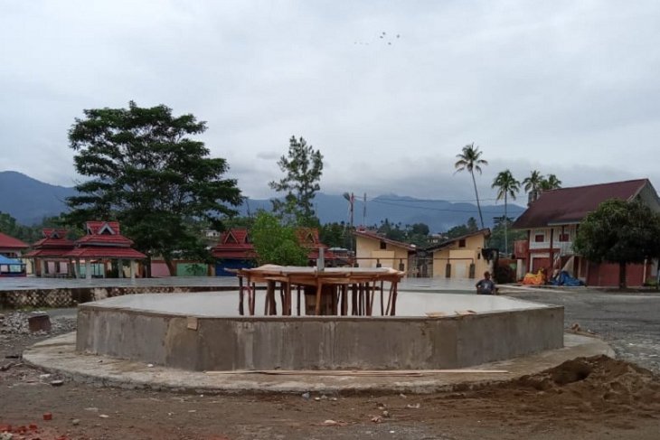 Air mancur tengah dibangun di bundaran kawasan Danau Kerinci