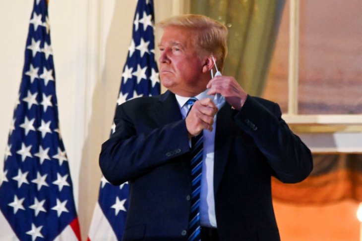 Donald Trump mendapat kritik atas aksinya melepas masker ketika kembali ke Gedung Putih