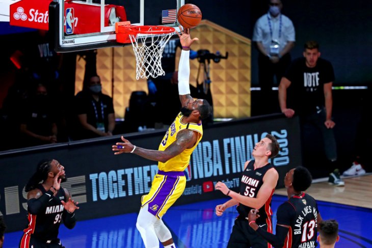 28 poin yang diciptakan LeBron James membuat Lakers di ambang juara NBA