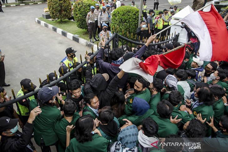 Aksi tolak UU Cipta kerja di Bandung 