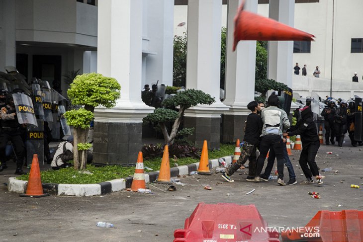 Ricuh aksi aksi tolak UU Cipta Kerja 
