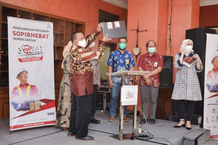Semen Indonesia berangkatkan umrah pengemudi ekspedisi berprestasi
