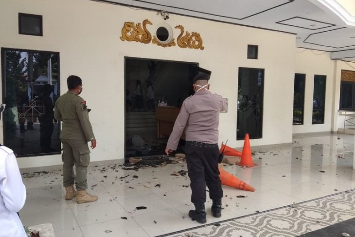 Gedung DPRD Kota Jambi dilempari batu, kaca pintu utama berantakan