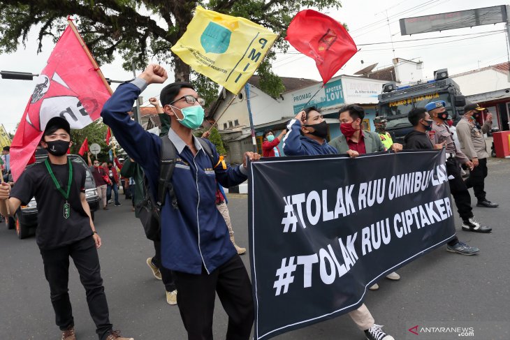 Aksi Tolak UU Cipta Kerja di Blitar