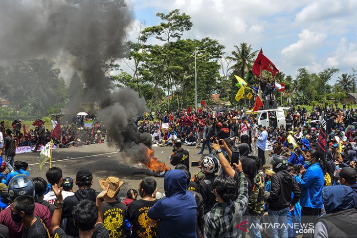 Aksi tolak UU Cipta Kerja di Tasikmalaya 