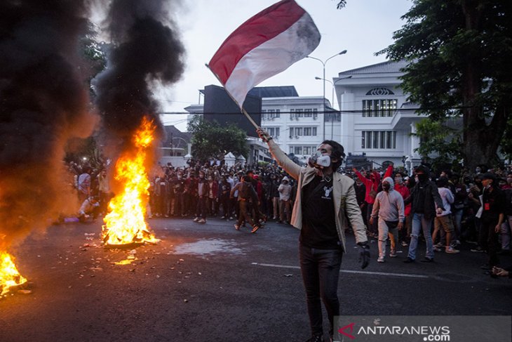 Aksi tolak UU Cipta Kerja di Bandung 