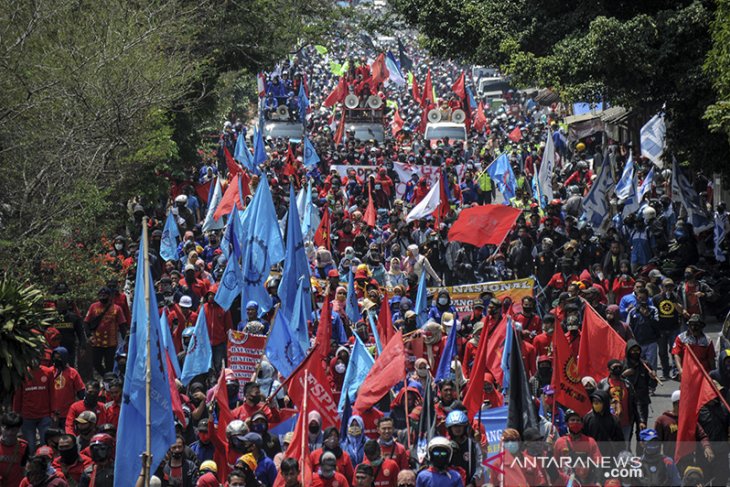 Buruh dan mahasiswa blokir jalan nasional 