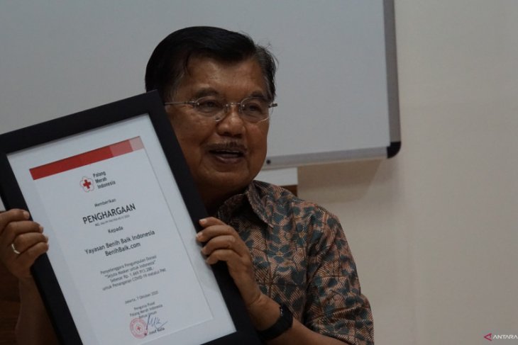 PMI dan Benihbaik.com salurkan APD ke fasilitas kesehatan