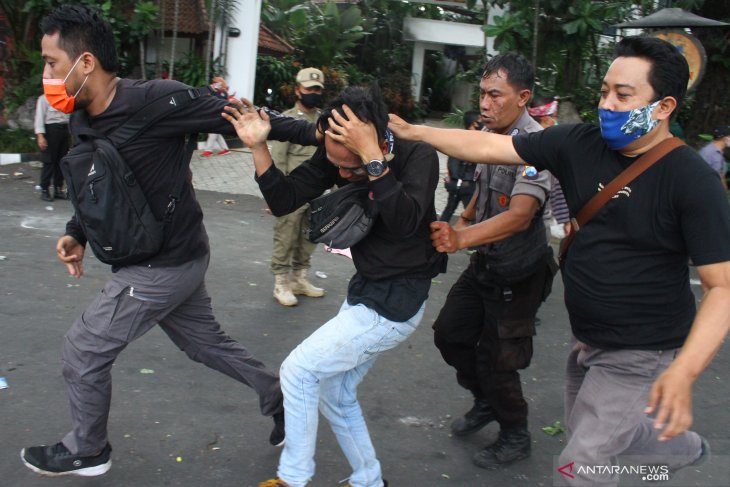 Aksi Tolak UU Cipta Kerja di Malang