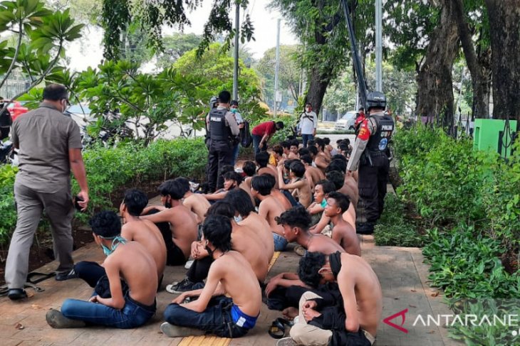 Jakarta Police detain some 400 demonstrators from anarchic group