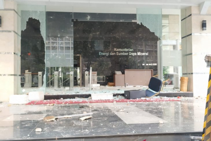 Gedung Kementerian ESDM dirusak massa