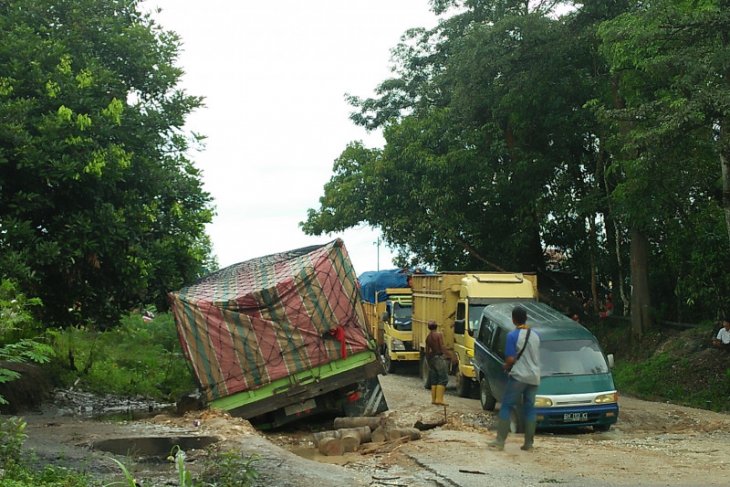 Truk pengangkut cangkang kelapa sawit tersangkut akibatkan macet jalan Tanjung Pauh