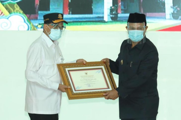 Menhub beri penghargaan bidang perkeretaapian kepada Wali Kota Madiun