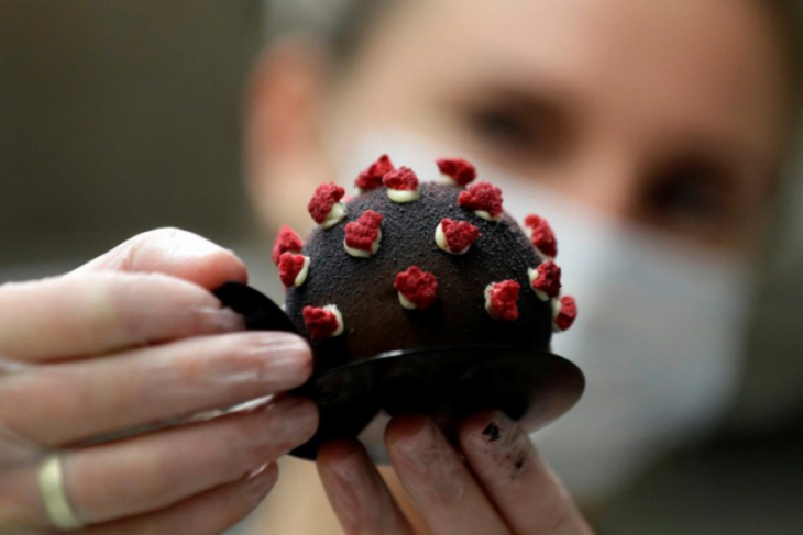 Unik, jajanan kue bentuk virus corona di Kafe Praha