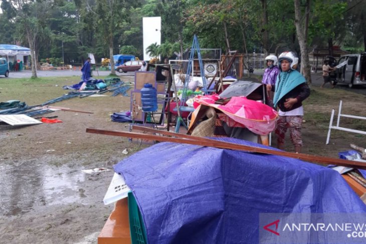 Hujan lebat di Belitung robohkan tenda peserta pameran