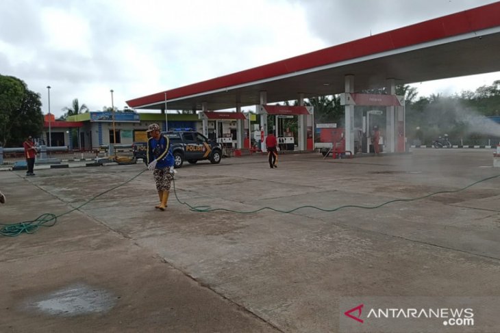Polres Bangka Barat giatkan penyemprotan disinfektan di fasilitas umum