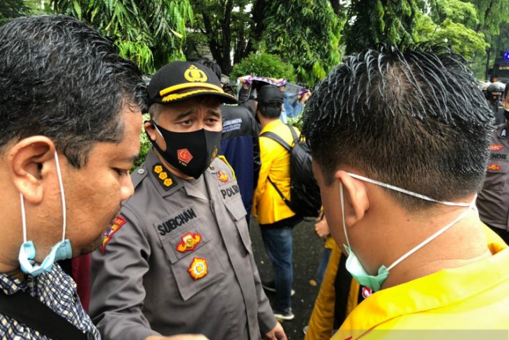 Aksi Simpatik Polisi Dalam Pengamanan Demo Mahasiswa Di Banjarmasin ...