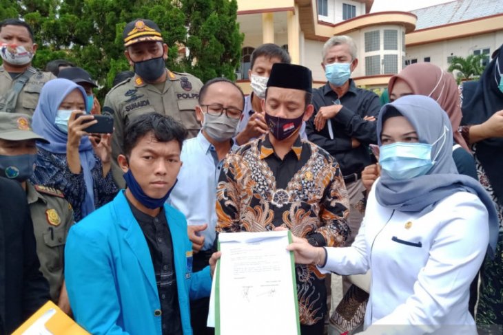 Ketua DPRD Batanghari berdialog dengan mahasiswa
