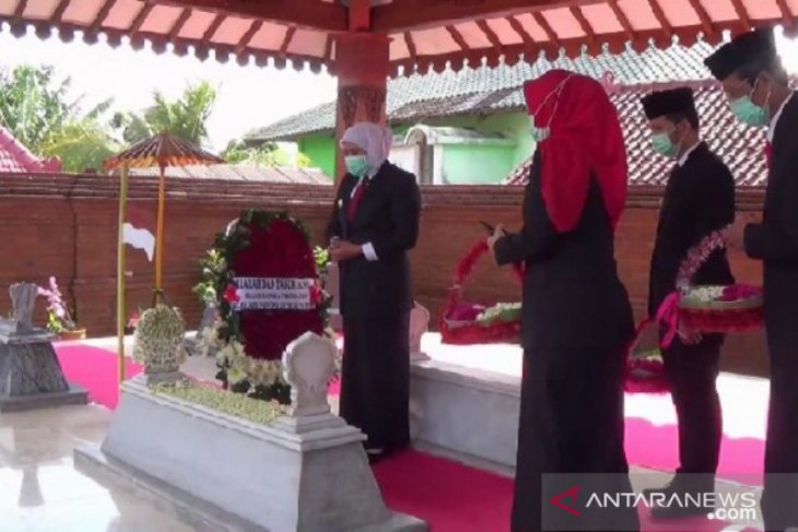 Pemprov Jatim serahkan bantuan penanganan COVID-19 kepada warga Magetan
